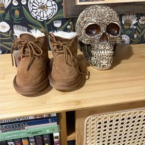 NWT Lamo Tan Kids Boots with White Fur Lining